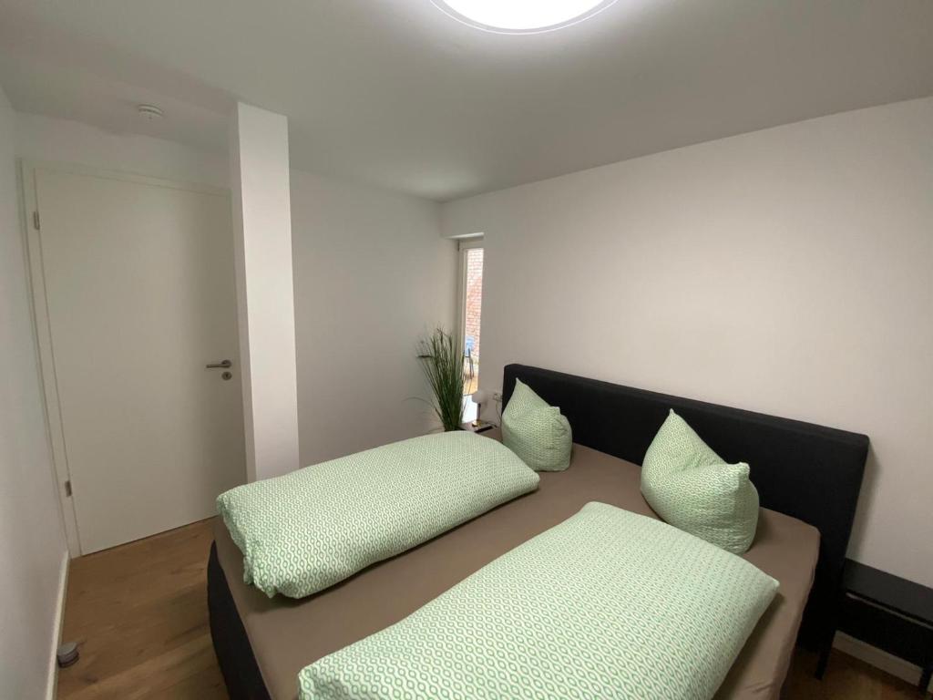 ein Wohnzimmer mit einem Sofa mit Kissen darauf in der Unterkunft City Apartments in Erfurt