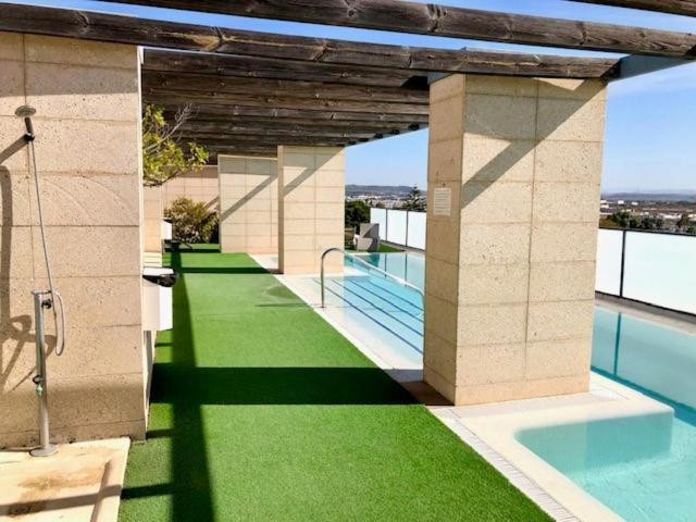 Bazén v ubytování GATU PREMIUM Ático Parra, parking, piscina común, terraza, wifi , " Preferente mayores de 25 años y familias " nebo v jeho okolí