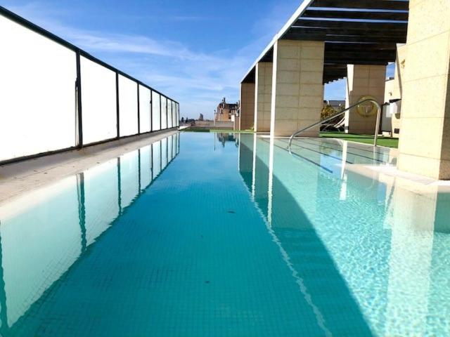 Bazén v ubytování GATU PREMIUM Ático Parra, parking, piscina común, terraza, wifi , " Preferente mayores de 25 años y familias " nebo v jeho okolí