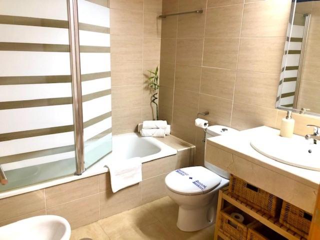 Koupelna v ubytování GATU PREMIUM Ático Parra, parking, piscina común, terraza, wifi , " Preferente mayores de 25 años y familias "