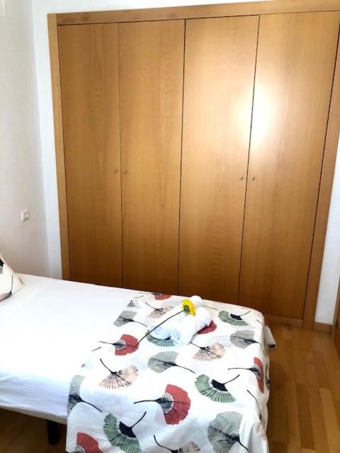Postel nebo postele na pokoji v ubytování GATU PREMIUM Ático Parra, parking, piscina común, terraza, wifi , " Preferente mayores de 25 años y familias "