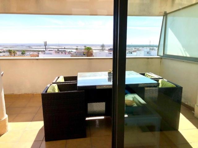 Postel nebo postele na pokoji v ubytování GATU PREMIUM Ático Parra, parking, piscina común, terraza, wifi , " Preferente mayores de 25 años y familias "