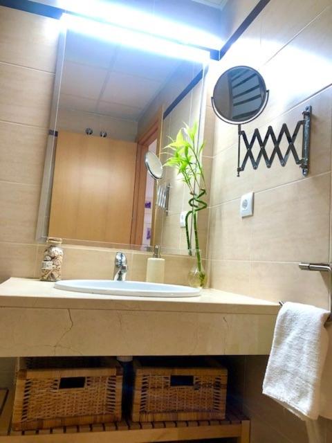 Koupelna v ubytování GATU PREMIUM Ático Parra, parking, piscina común, terraza, wifi , " Preferente mayores de 25 años y familias "