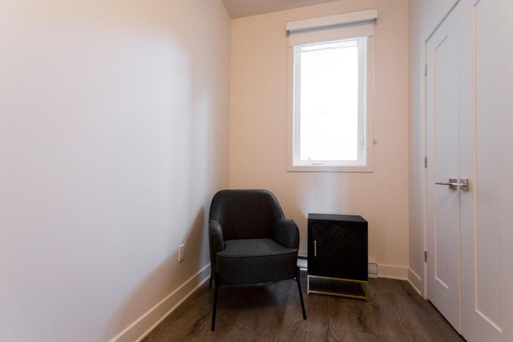 Light Filled 2 Bdr Unit in Mile End by Den Stays - Housity