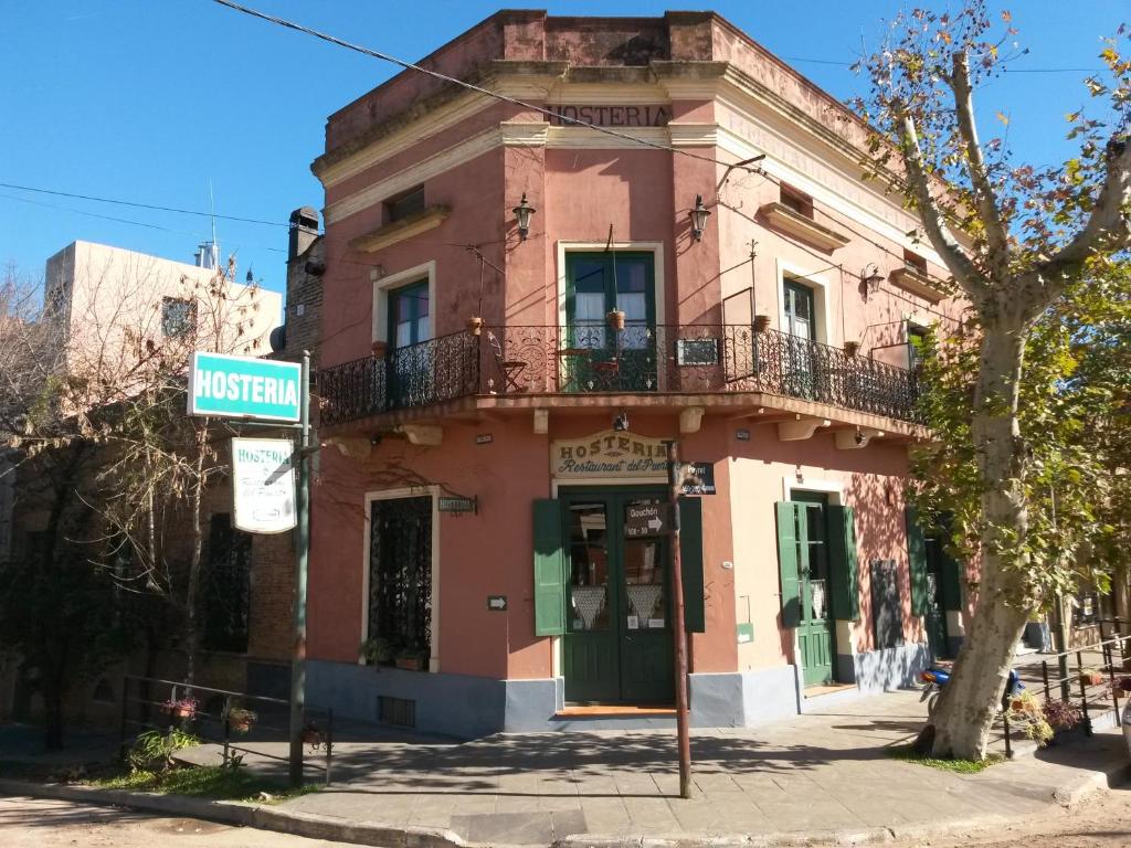 un vieux bâtiment au coin d'une rue dans l'établissement Hostería Restaurante del Puerto, à Colón