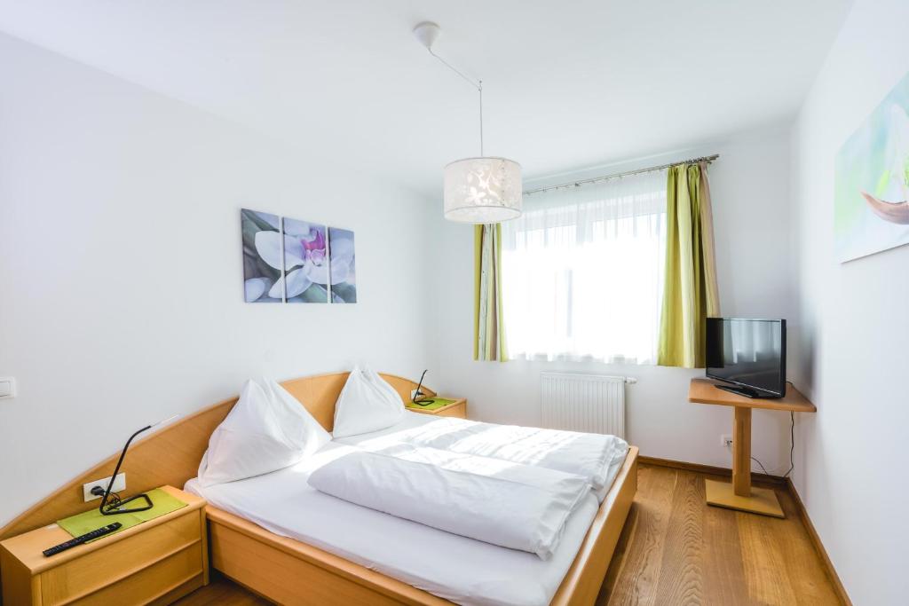 Ένα ή περισσότερα κρεβάτια σε δωμάτιο στο Brückenwirt's Ferienwohnung