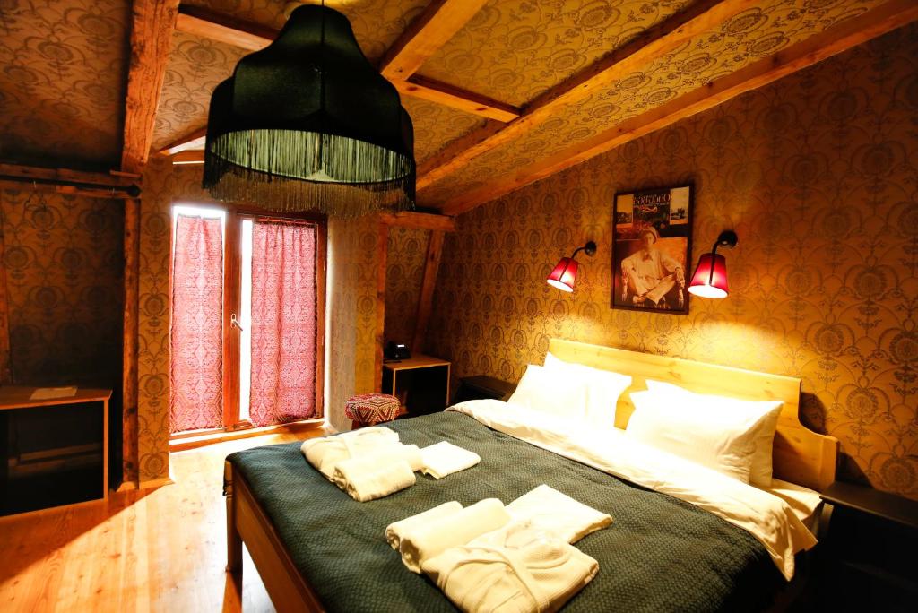 Postel nebo postele na pokoji v ubytování Hotel Memoire Kutaisi