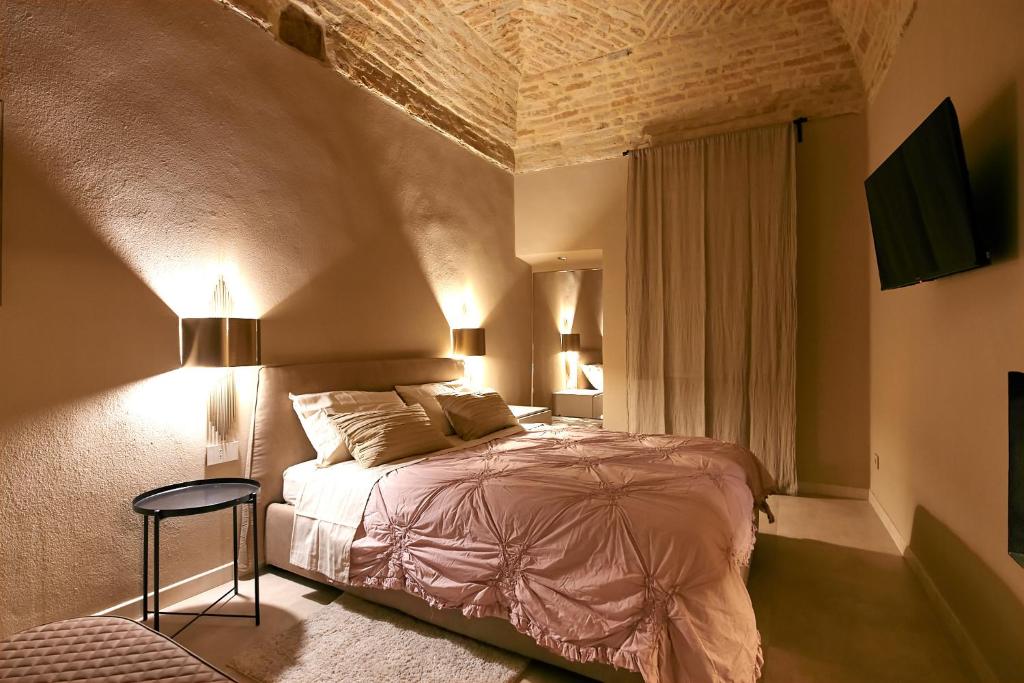 Parma Centro House في بارما: غرفة نوم بسرير وطاولة ونافذة