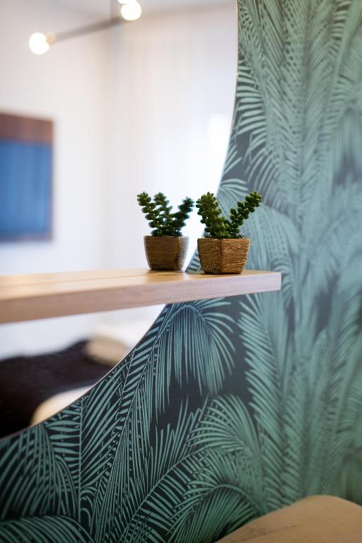 Studio Palms Steps from JeanTalon Market Full Bath by Den Stays - Appartement