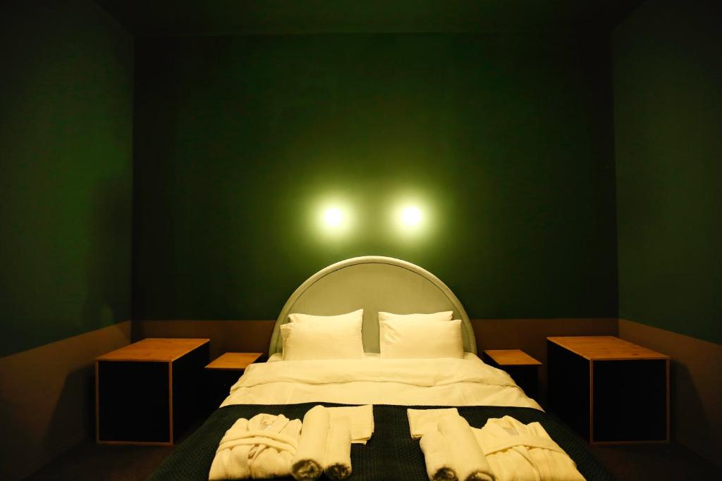 Postel nebo postele na pokoji v ubytování Hotel Memoire Kutaisi