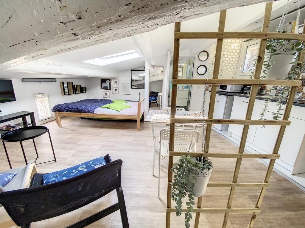 Ce loft comprend un lit et une échelle. dans l'établissement St Louis Studio mansardé atypique climatisé, à Sète