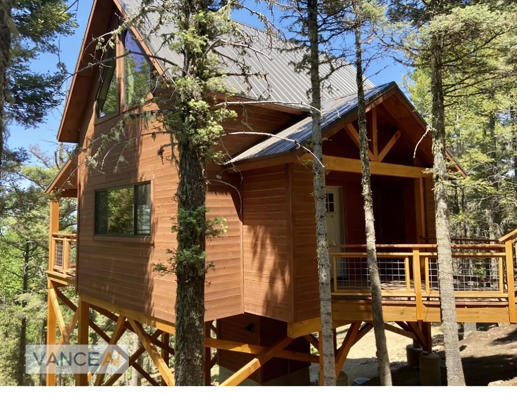 una casa en el bosque en RidgeWalk Treehouse en Angel Fire