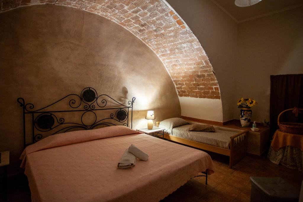 Een bed of bedden in een kamer bij CASA VACANZE FONDACO DI SCILLATO