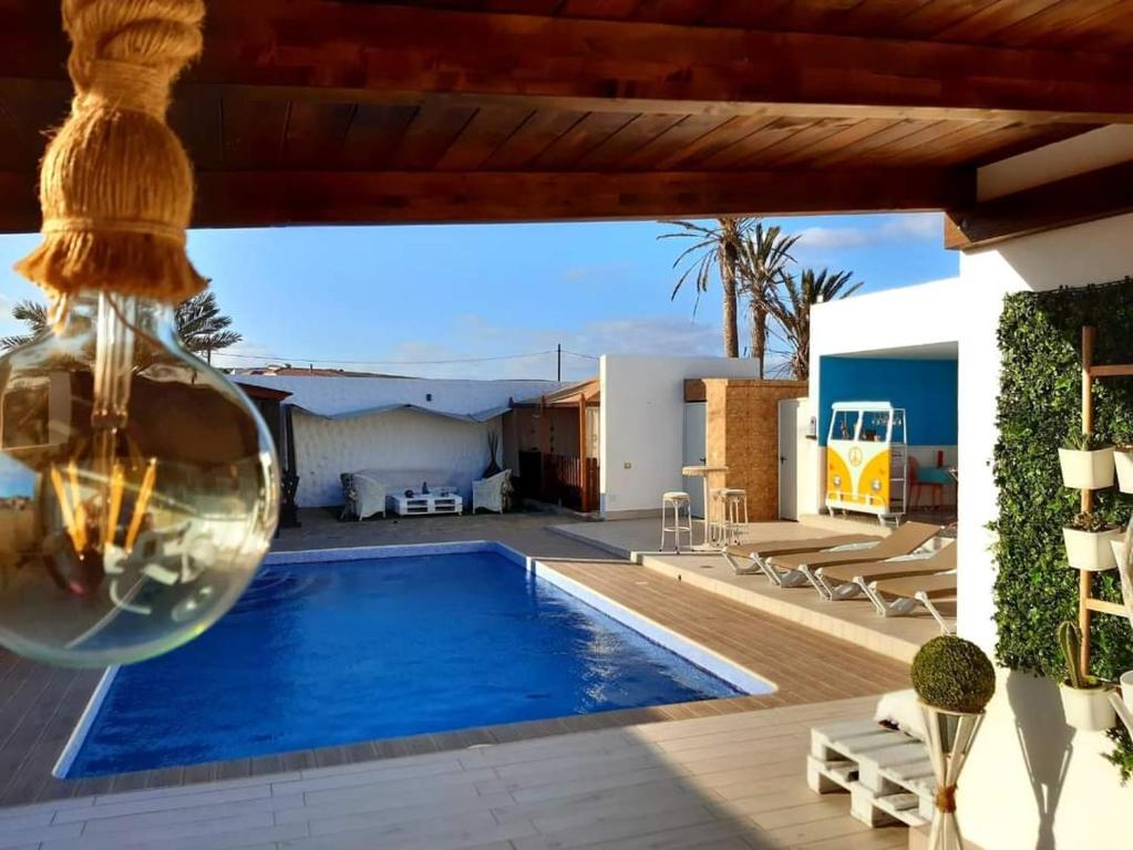 Villa Denube Fuerteventura في Tuineje: فيلا بمسبح و بيت