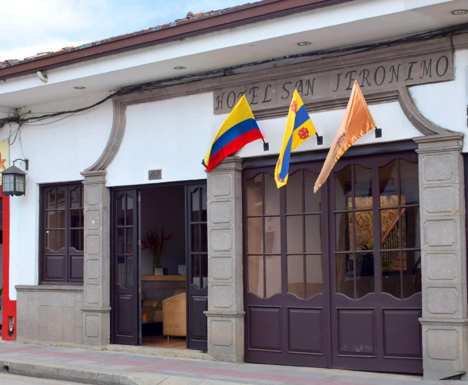 un edificio con bandiere di fronte di Hotel San Jeronimo a Popayan