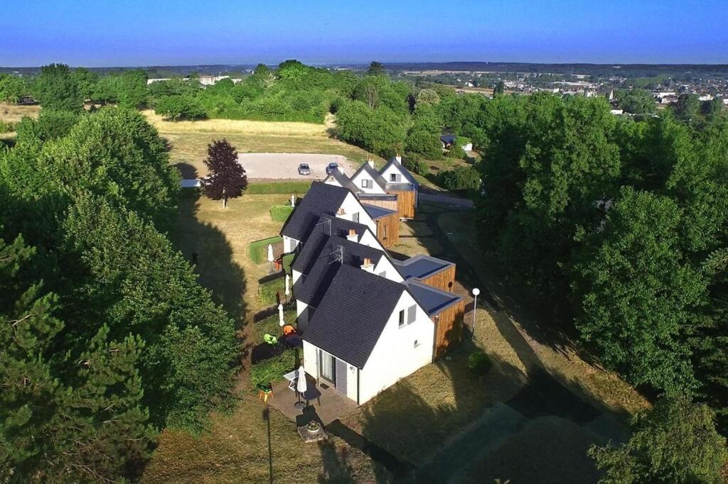 una vista aérea de una casa grande con árboles en Holiday resort Les Châteaux de la Loire Amboise - FBL04007-IYC, en Amboise