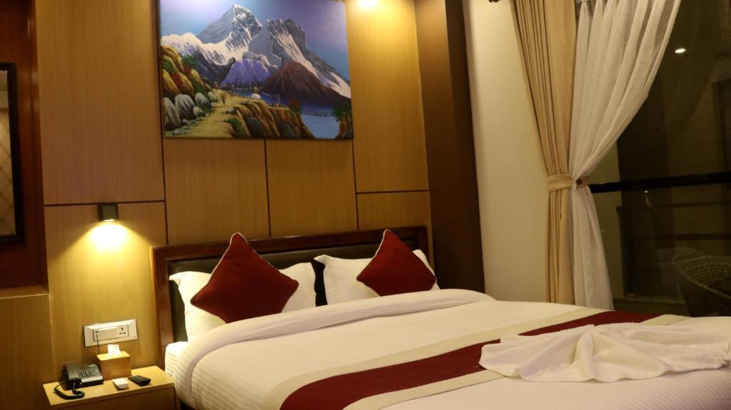 En eller flere senge i et værelse på Hotel Family Ties Pvt. Ltd.