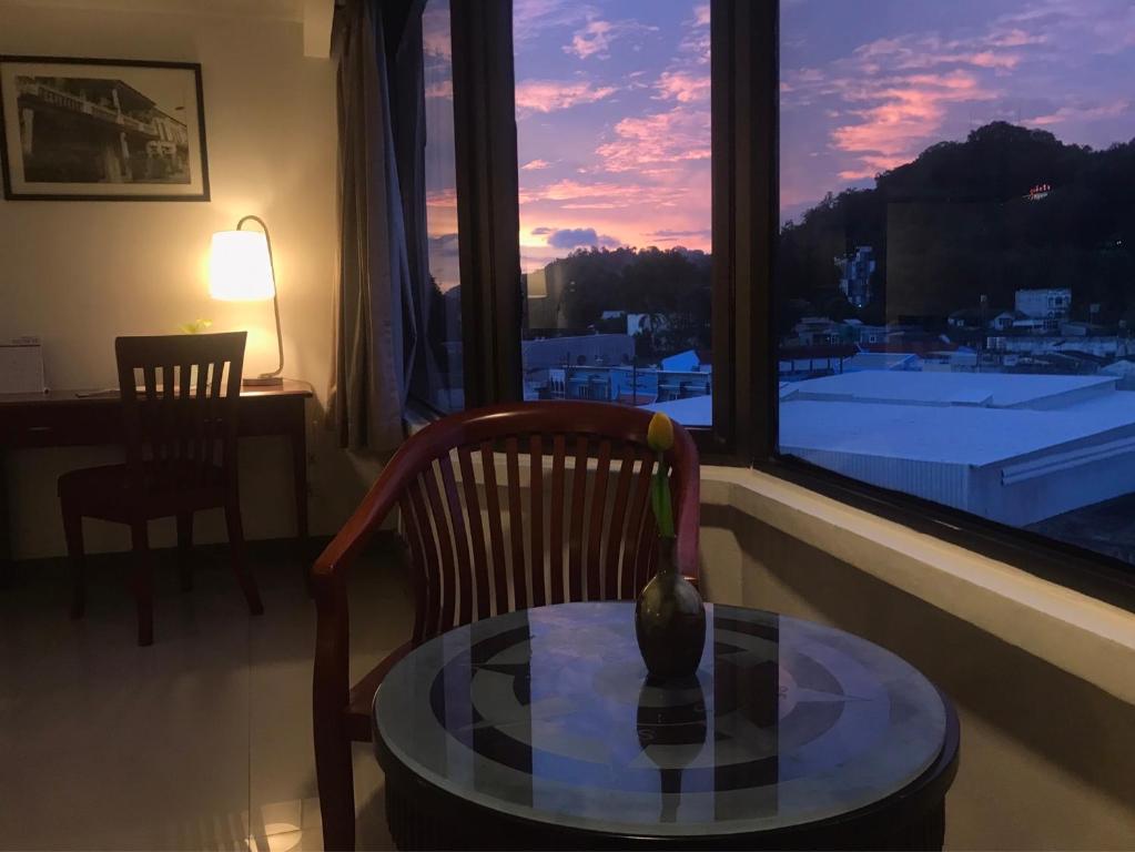 Nespecifikovaný výhled na hory nebo výhled na hory při pohledu z hotelu