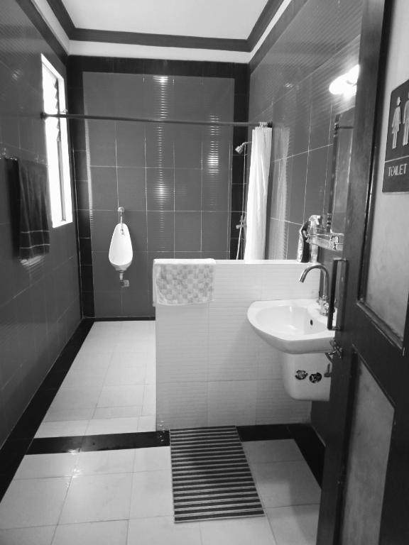 bagno con lavandino, vasca e servizi igienici di Monkey Bunky-3Monkeys Backpacker's Hostel a Kathmandu