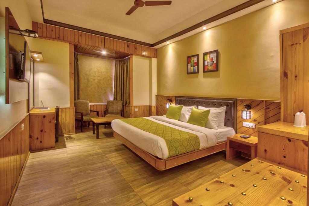 Postel nebo postele na pokoji v ubytování Hotel Kanishka Manali - 200m from Mall Road