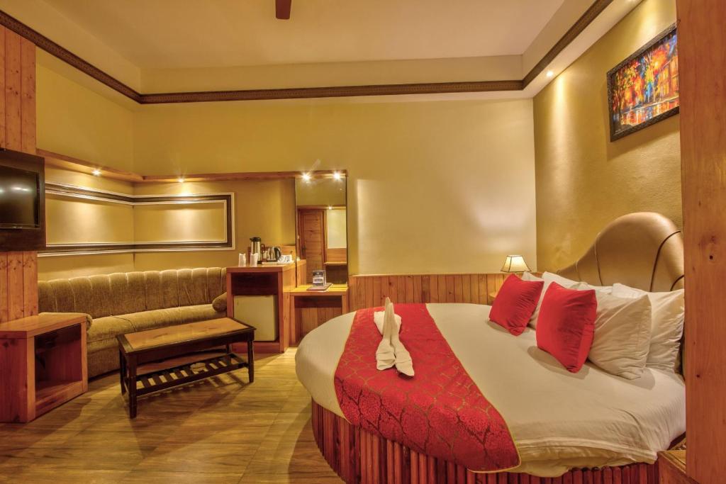 Postel nebo postele na pokoji v ubytování Hotel Kanishka Manali - 200m from Mall Road