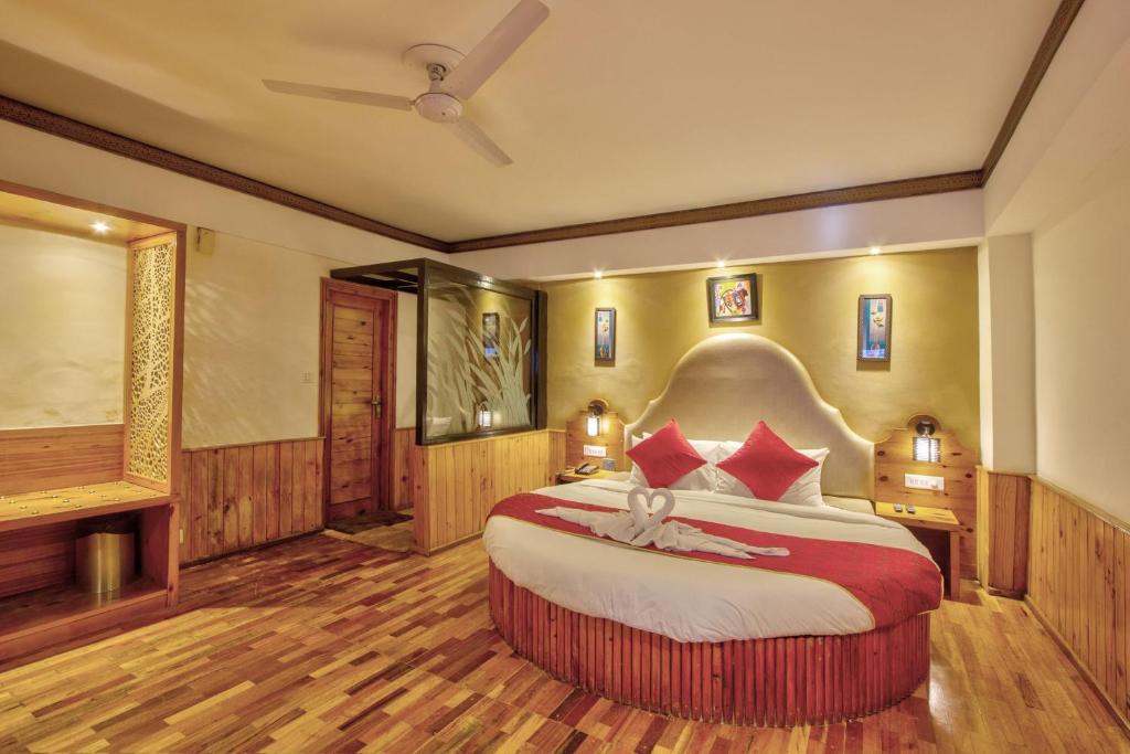 Postel nebo postele na pokoji v ubytování Hotel Kanishka Manali - 200m from Mall Road