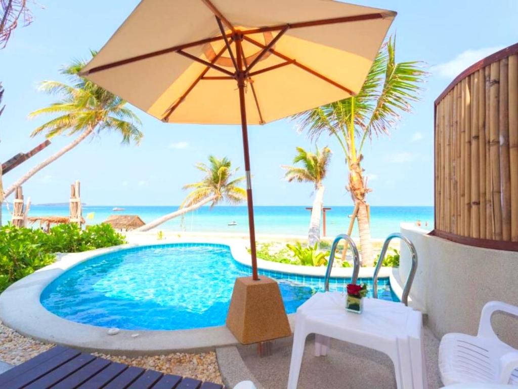 Bazén v ubytování The Samui Beach Resort nebo v jeho okolí