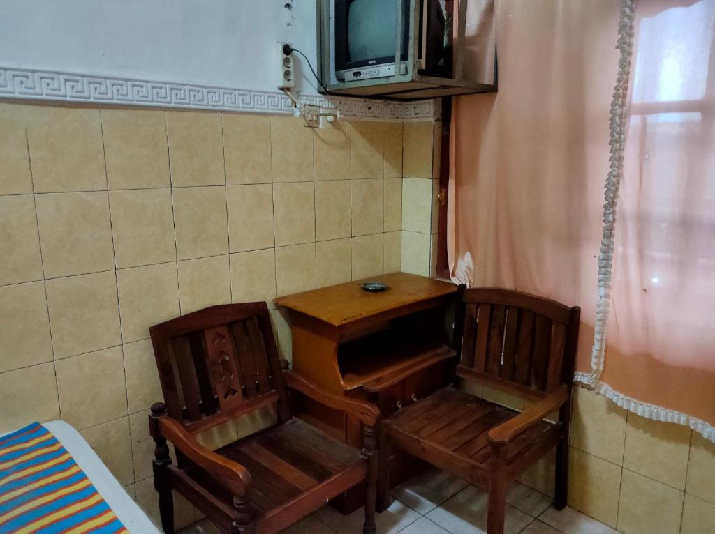 Uma televisão e/ou sistema de entretenimento em Hotel Arjuna Sari Bandungan