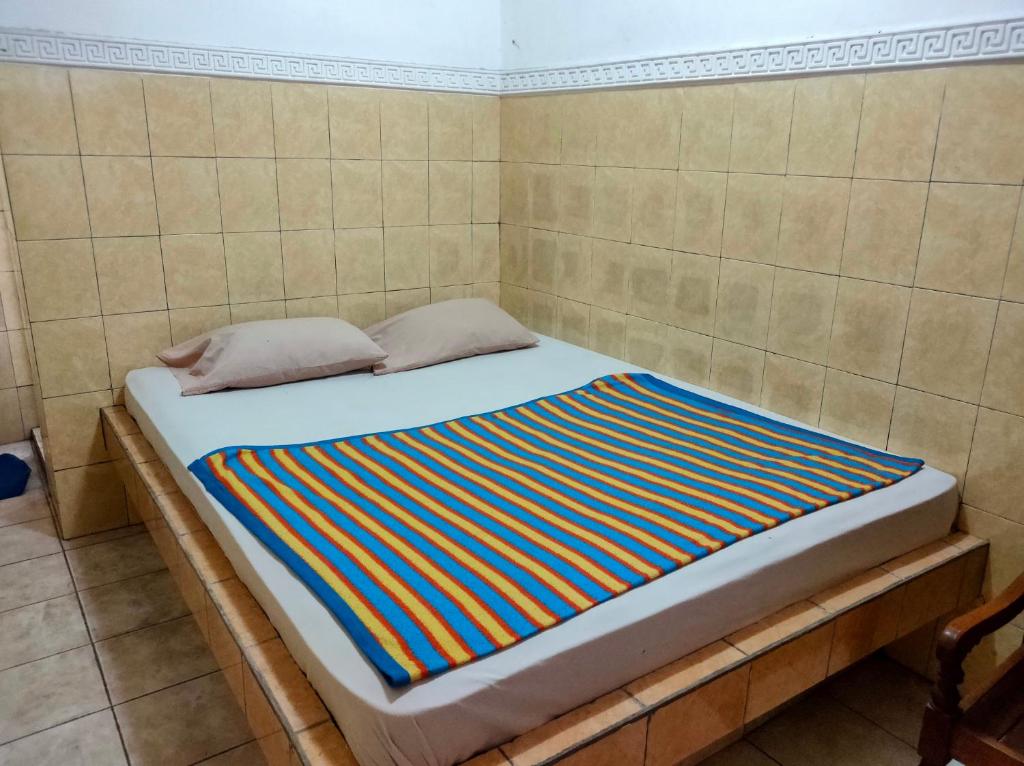 Uma cama ou camas num quarto em Hotel Arjuna Sari Bandungan