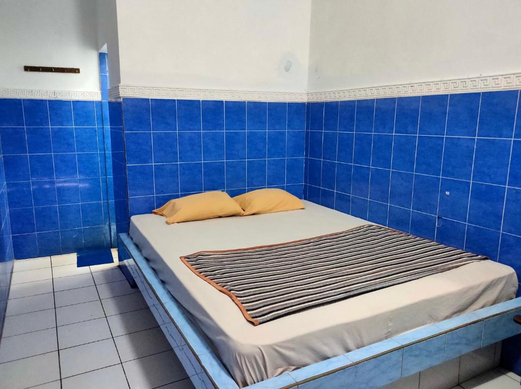Uma cama ou camas num quarto em Hotel Arjuna Sari Bandungan