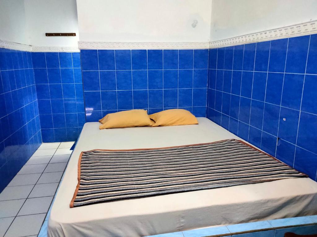 Uma cama ou camas num quarto em Hotel Arjuna Sari Bandungan