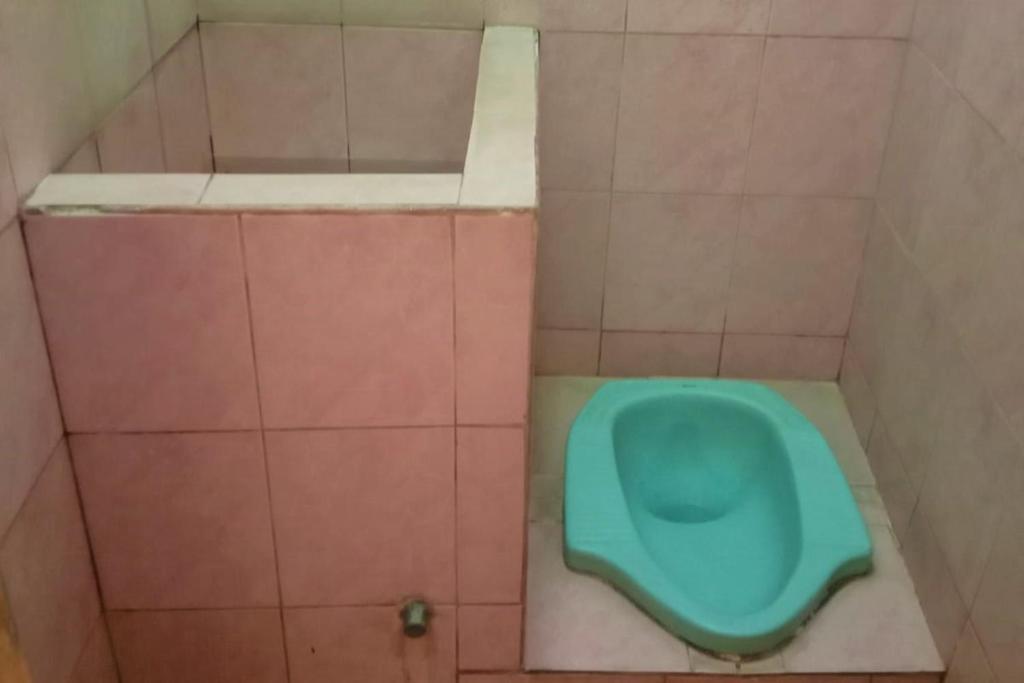 Uma casa de banho em Hotel Arjuna Sari Bandungan