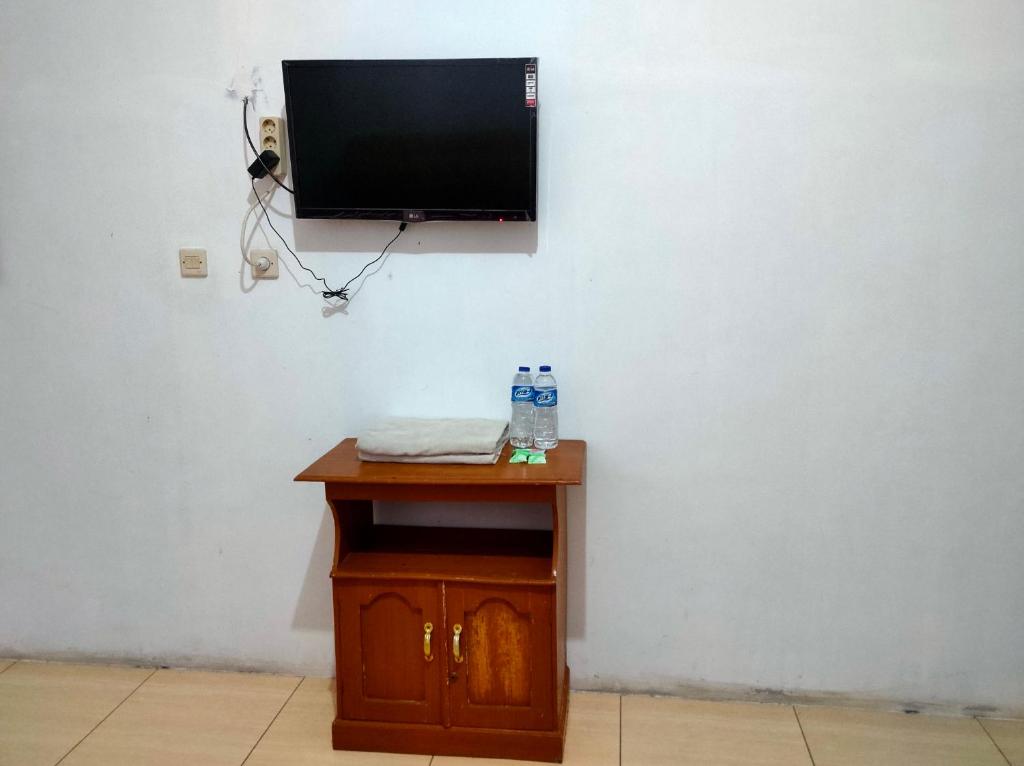 Uma televisão e/ou sistema de entretenimento em Hotel Arjuna Sari Bandungan