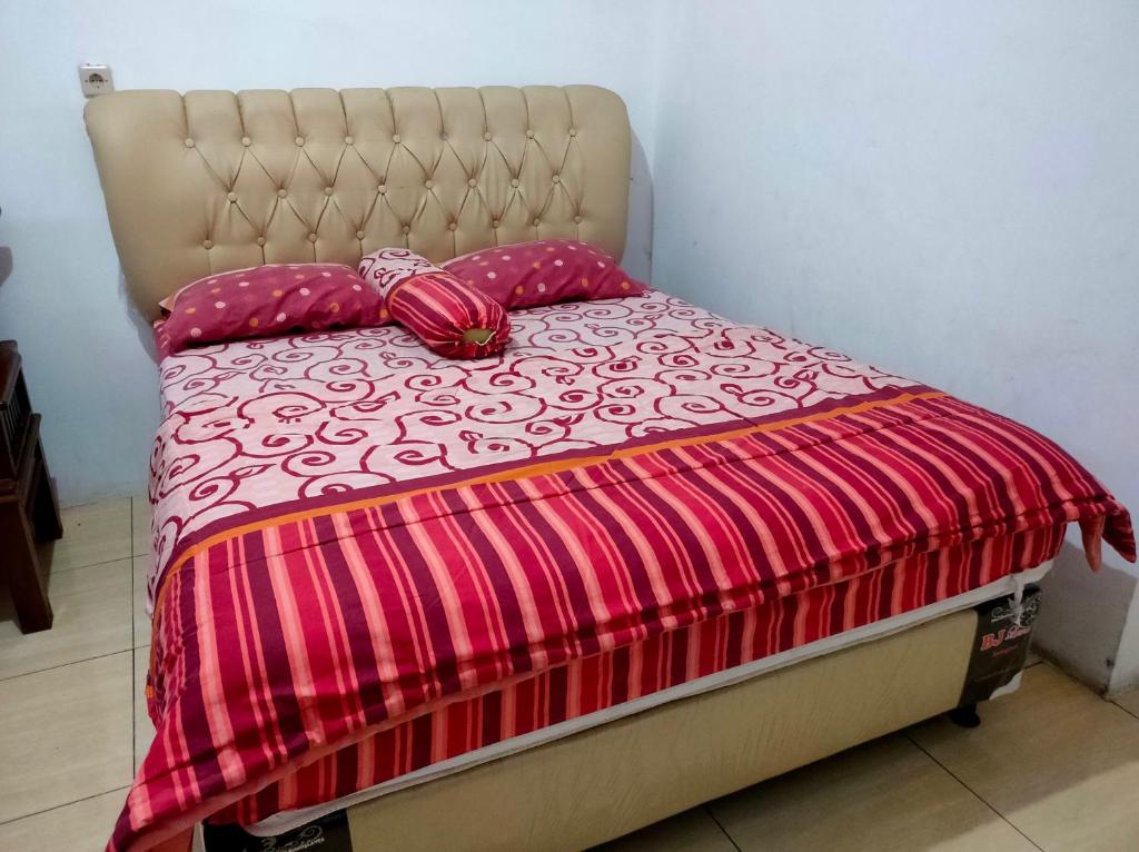 Uma cama ou camas num quarto em Hotel Arjuna Sari Bandungan