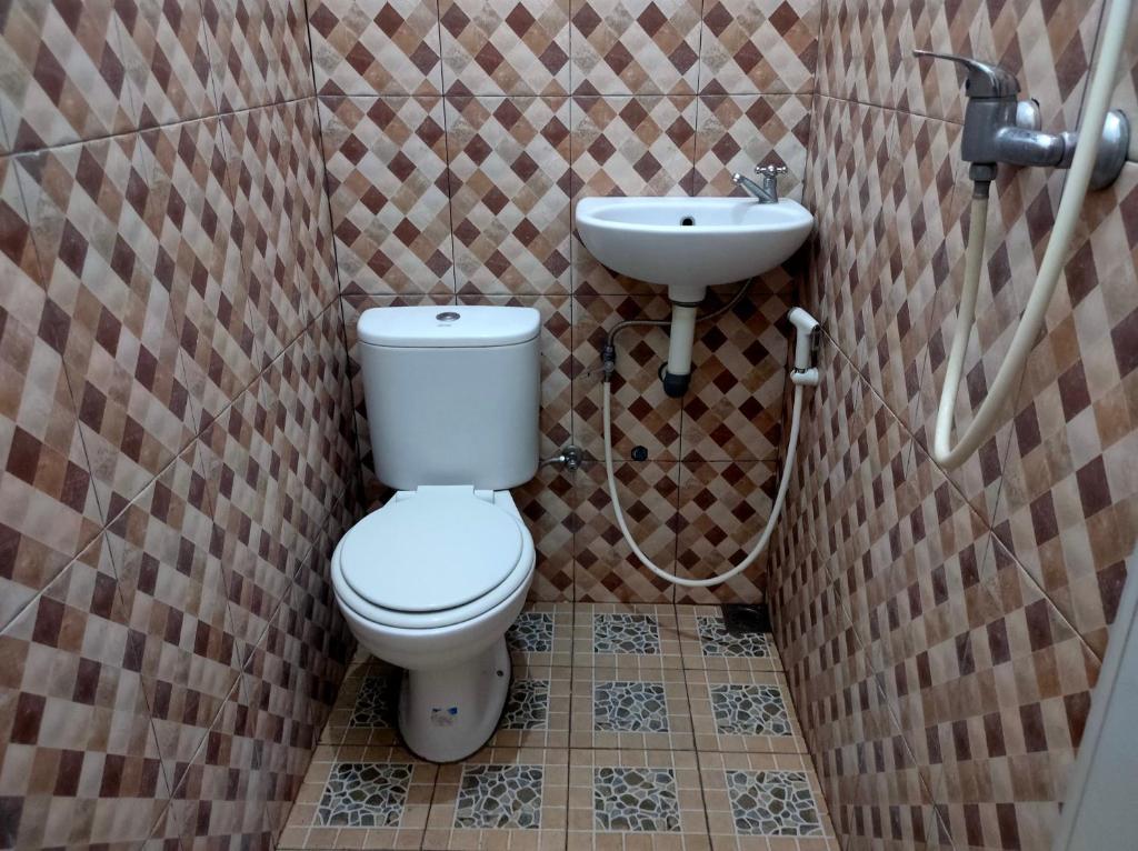 Uma casa de banho em Hotel Arjuna Sari Bandungan