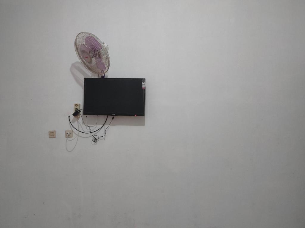 Uma televisão e/ou sistema de entretenimento em Hotel Arjuna Sari Bandungan