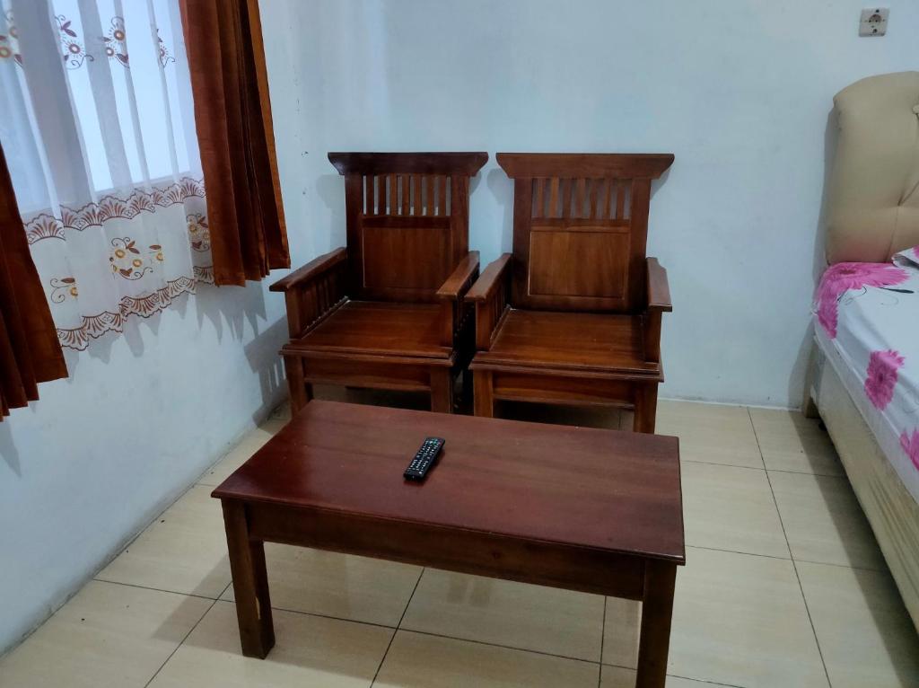 Uma cama ou camas num quarto em Hotel Arjuna Sari Bandungan