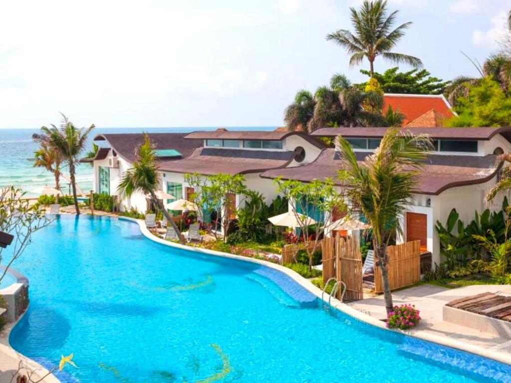 Bazén v ubytování The Samui Beach Resort nebo v jeho okolí