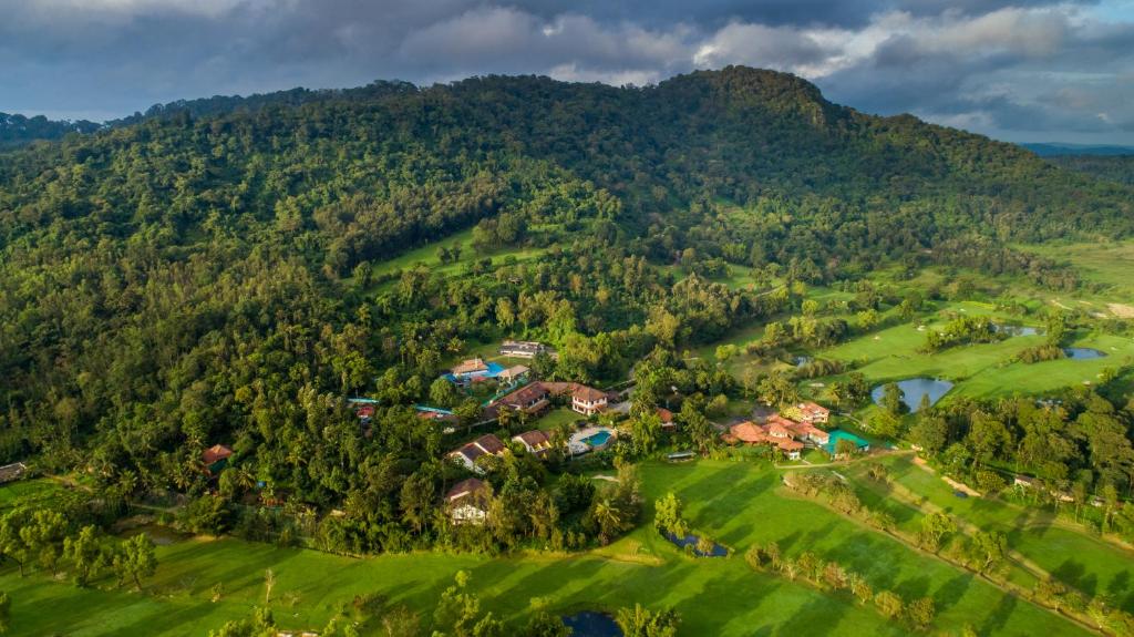 z góry widok na ośrodek w górach w obiekcie Amritara Ambatty Greens Resort w mieście Virajpet