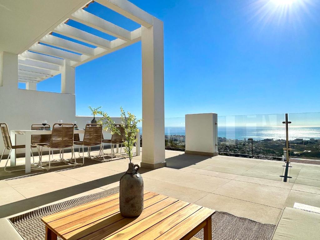 Bayview -Superb Luxurious Sea View Penthouse with private hot ...