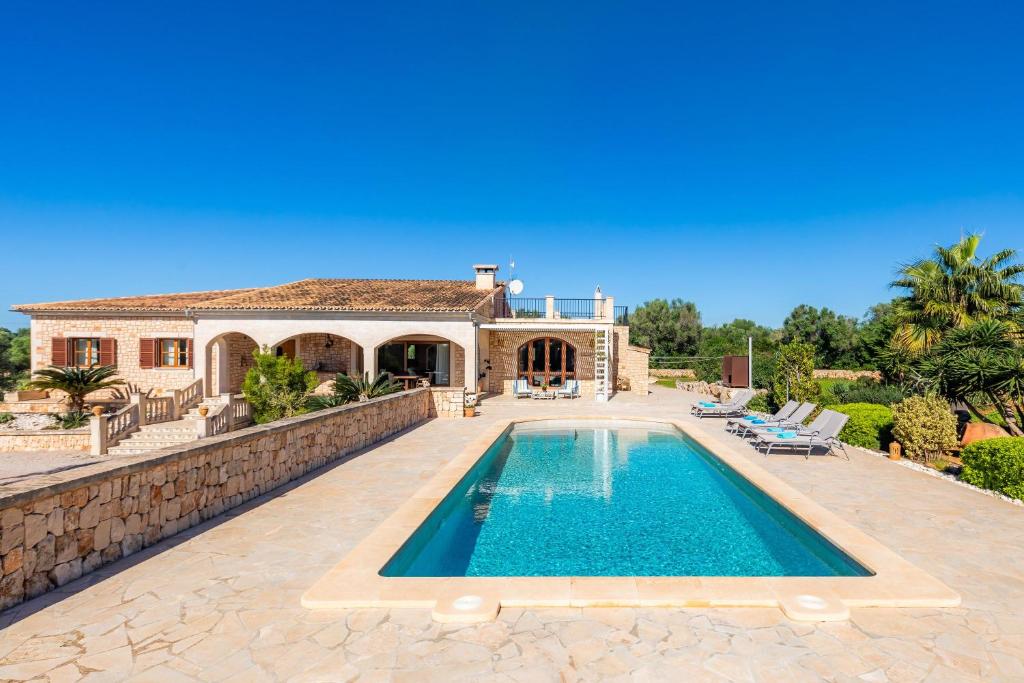 ein Bild einer Villa mit einem Pool in der Unterkunft Finca Can Simonet in Santanyi
