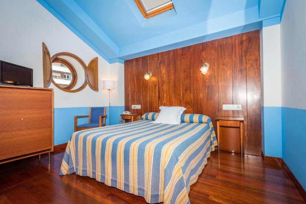 A bed or beds in a room at Hotel Castillo de Gauzón