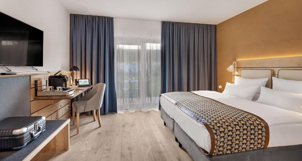 Кровать или кровати в номере Walhalla Hotel Regensburg Hoeferer 4 Sterne Superior