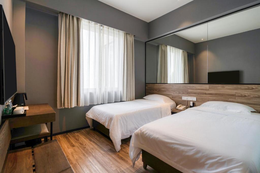 Postel nebo postele na pokoji v ubytování 有集城市客栈锦绣中华店Unijoy Cityinn Splendid China Shenzhen