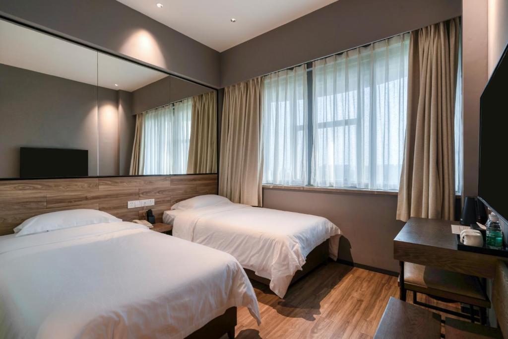 TV a/nebo společenská místnost v ubytování 有集城市客栈锦绣中华店Unijoy Cityinn Splendid China Shenzhen