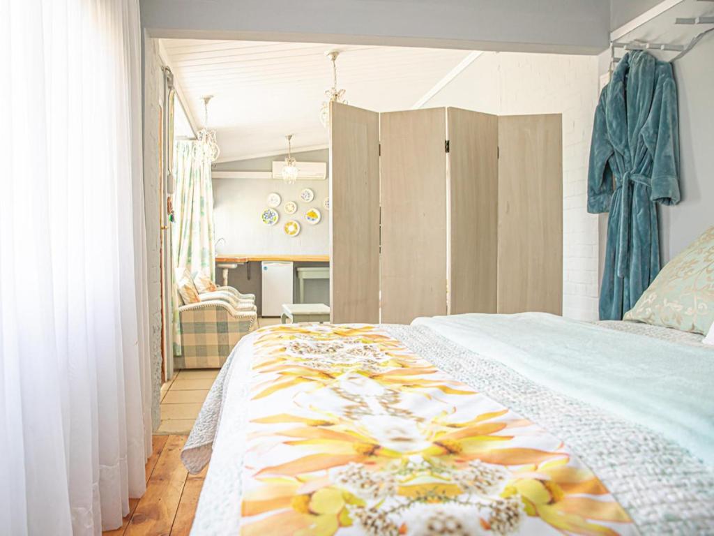 Postel nebo postele na pokoji v ubytování Woodys & Swallows Nest Cottages