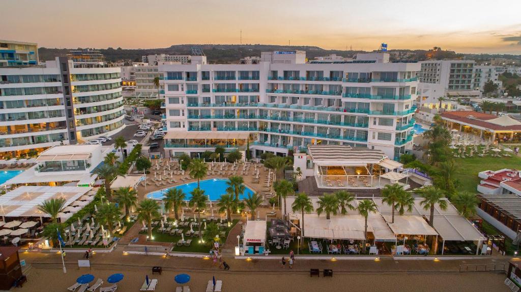 uma vista aérea de uma cidade com edifícios em Vrissaki Beach Hotel em Protaras