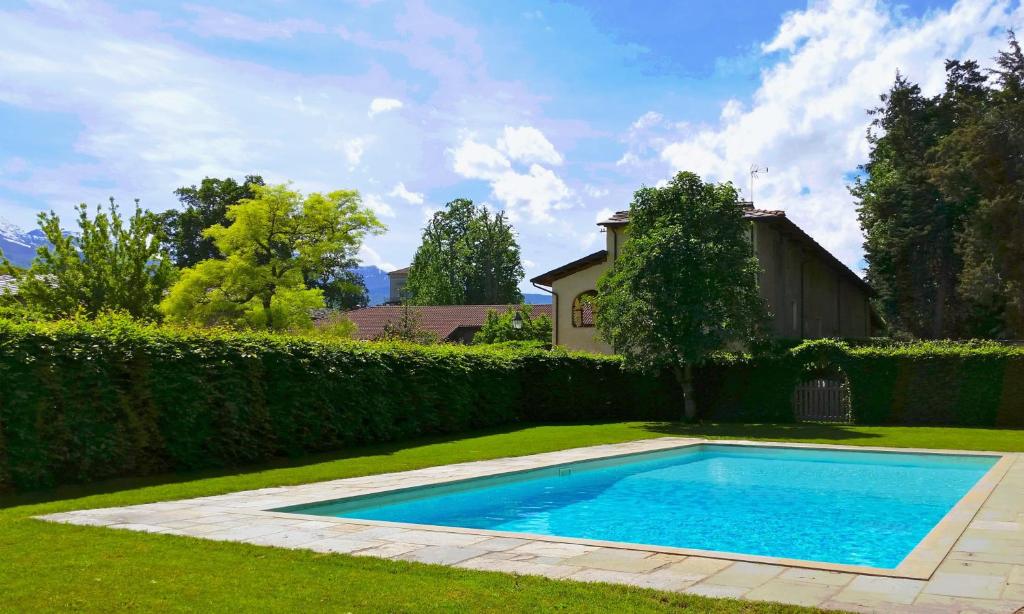 a swimming pool in the middle of a yard at Le 5 Frecce in Cavour
