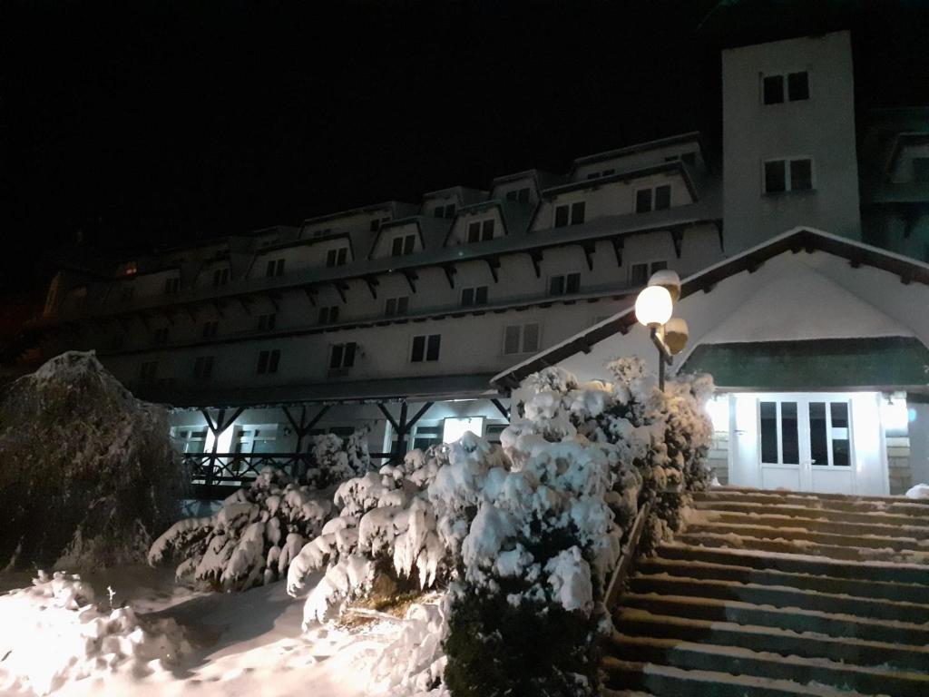 un hotel por la noche con nieve en las escaleras en Uni Kop, en Brzeće