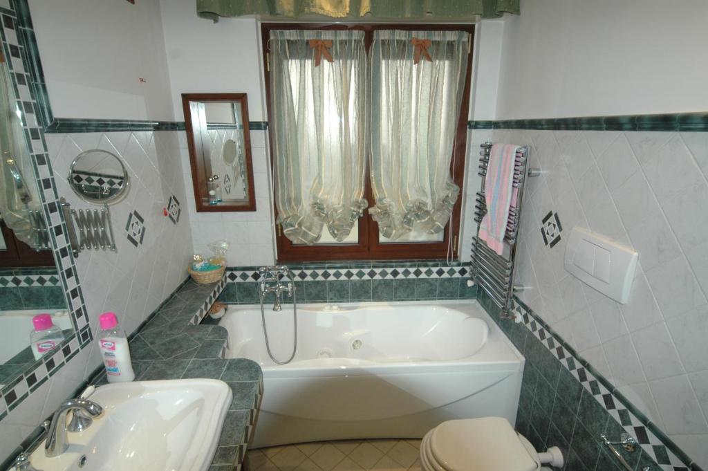 Fotografia z galérie ubytovania In Rome in an elegant apartment for 4 people, Deluxe with Jacuzzi v Ríme